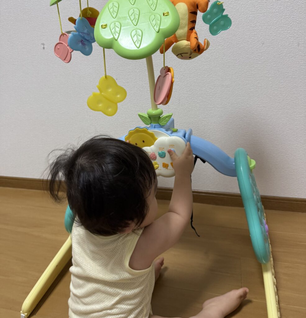 プーメリーで遊ぶ赤ちゃん